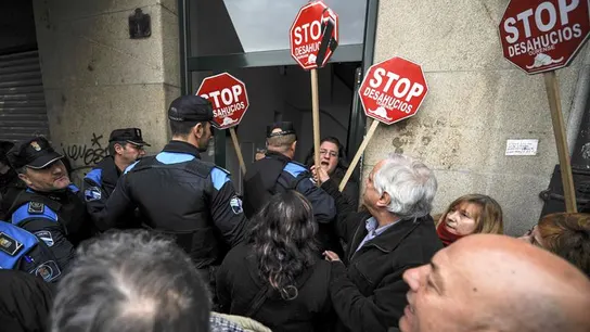 Una familia con un bebé de un año sufre un desalojo en Ourense Una familia con un bebé de un año sufre un desalojo en Ourense