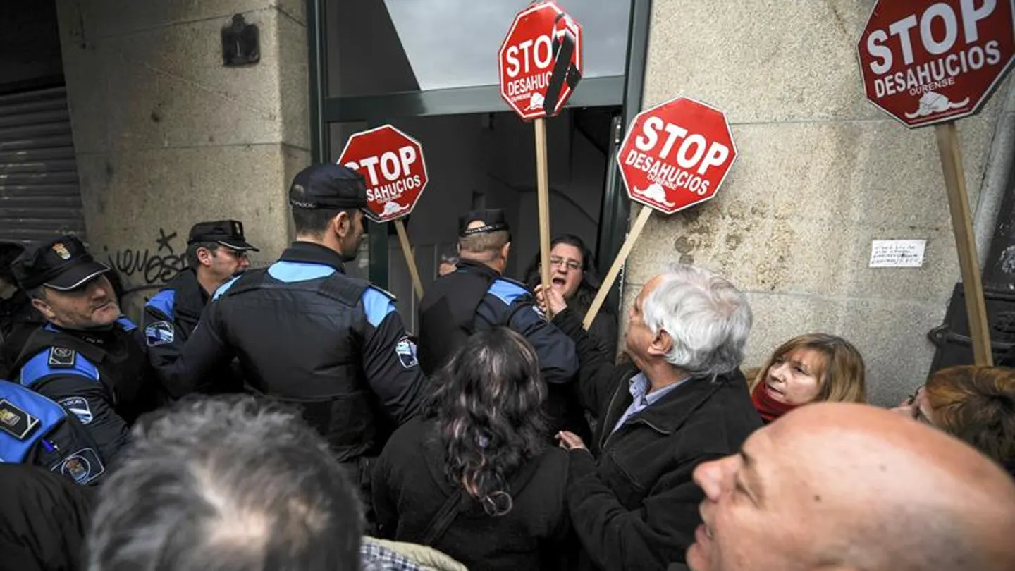 Una familia con un bebé de un año sufre un desalojo en Ourense Una familia con un bebé de un año sufre un desalojo en Ourense