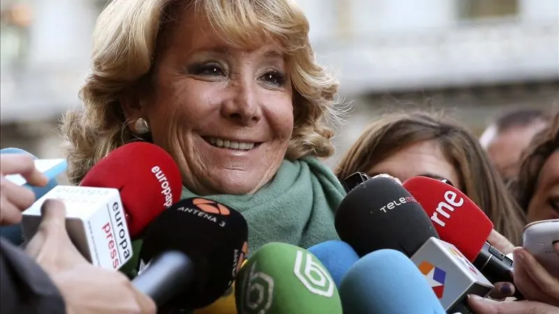 Esperanza Aguirre atiende a los medios en el Casino de MAdrid