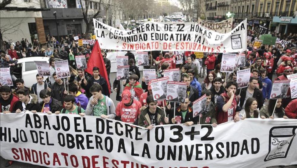 Cientos de estudiantes durante una manifestación