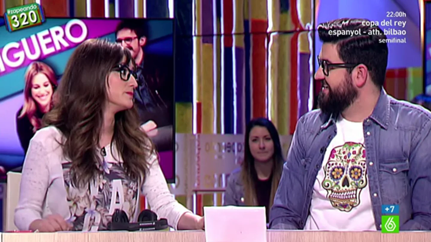 Ana Morgade y Manu Sánchez jugando al teléfono escacharrado Ana Morgade y Manu Sánchez jugando al teléfono escacharrado
