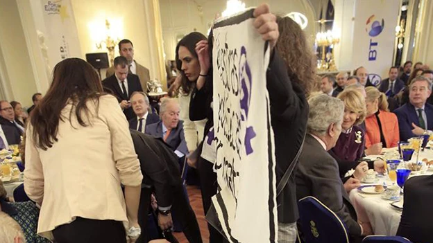 Feministas irrumpen en un desayuno informativo