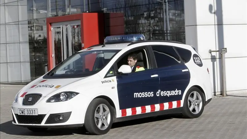 Los Mossos d' Esquadra desalojan un local okupado