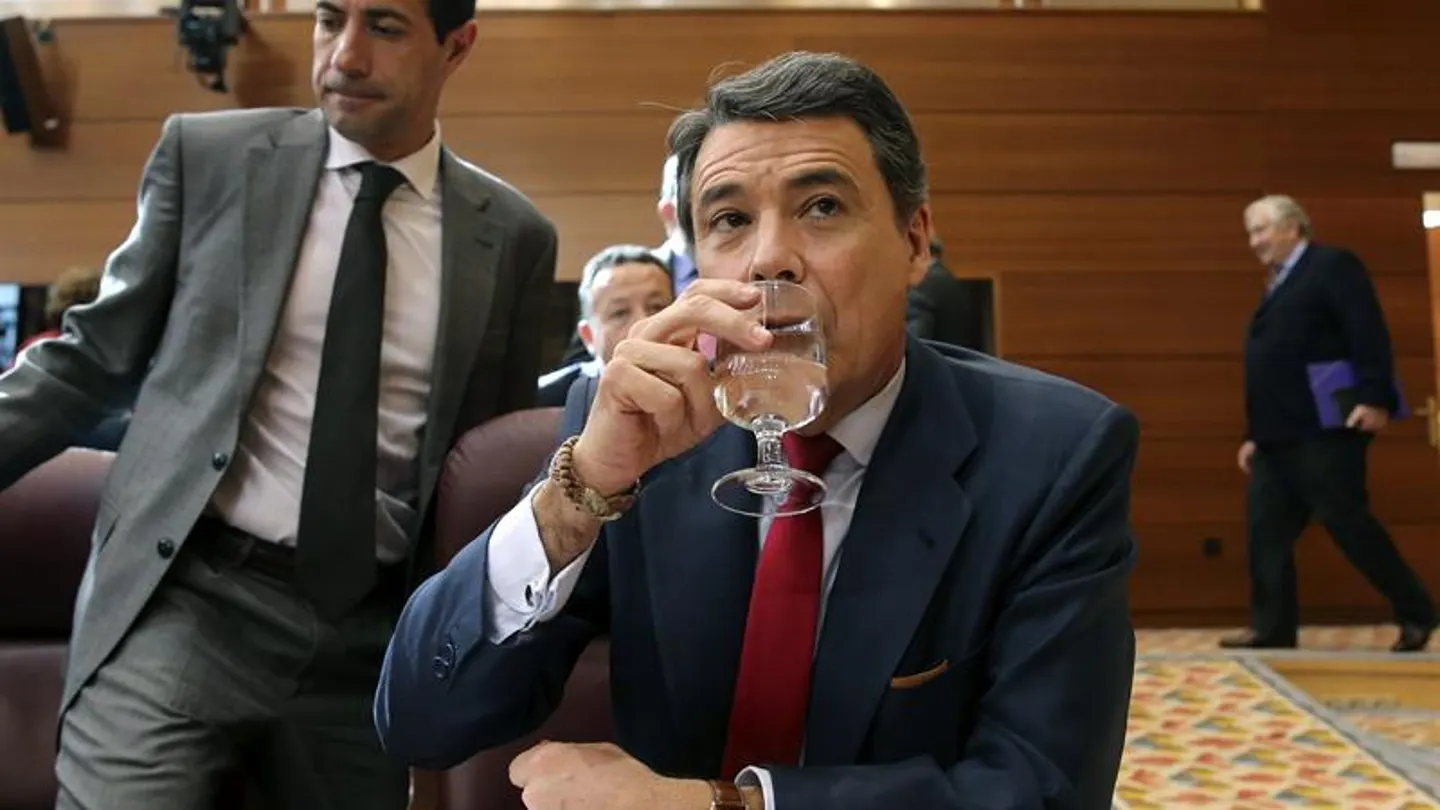 Ignacio González bebe agua en la Asamblea de Madrid Ignacio González bebe agua en la Asamblea de Madrid
