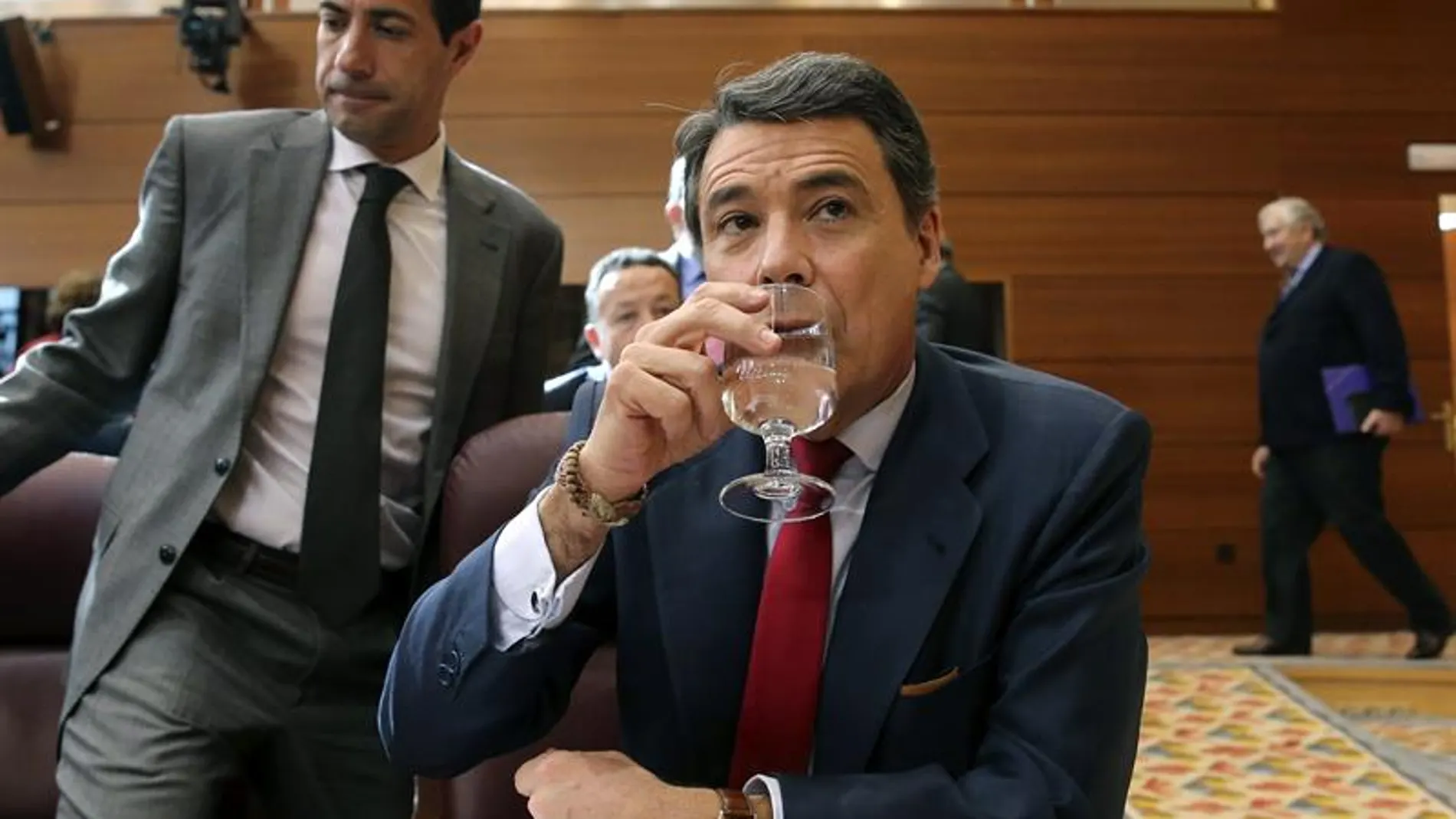 Ignacio González bebe agua en la Asamblea de Madrid