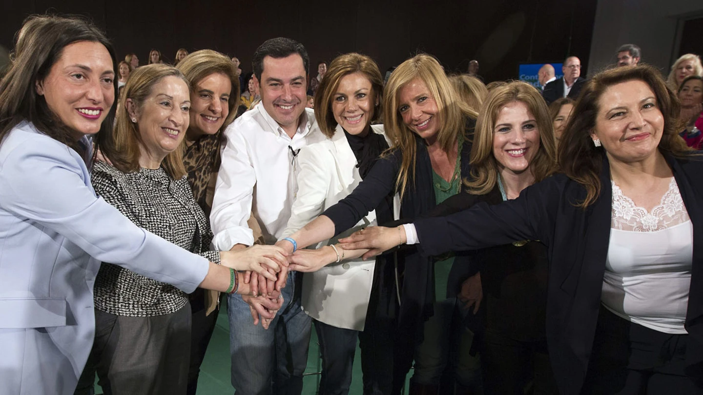 Juanma Moreno arropado por mujeres del PP Juanma Moreno arropado por mujeres del PP