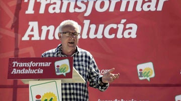 Cayo Lara durante su intervención en un acto de campaña electoral hoy en Cádiz