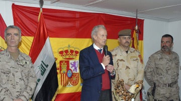 Pedro Morenés en su visita a Irak