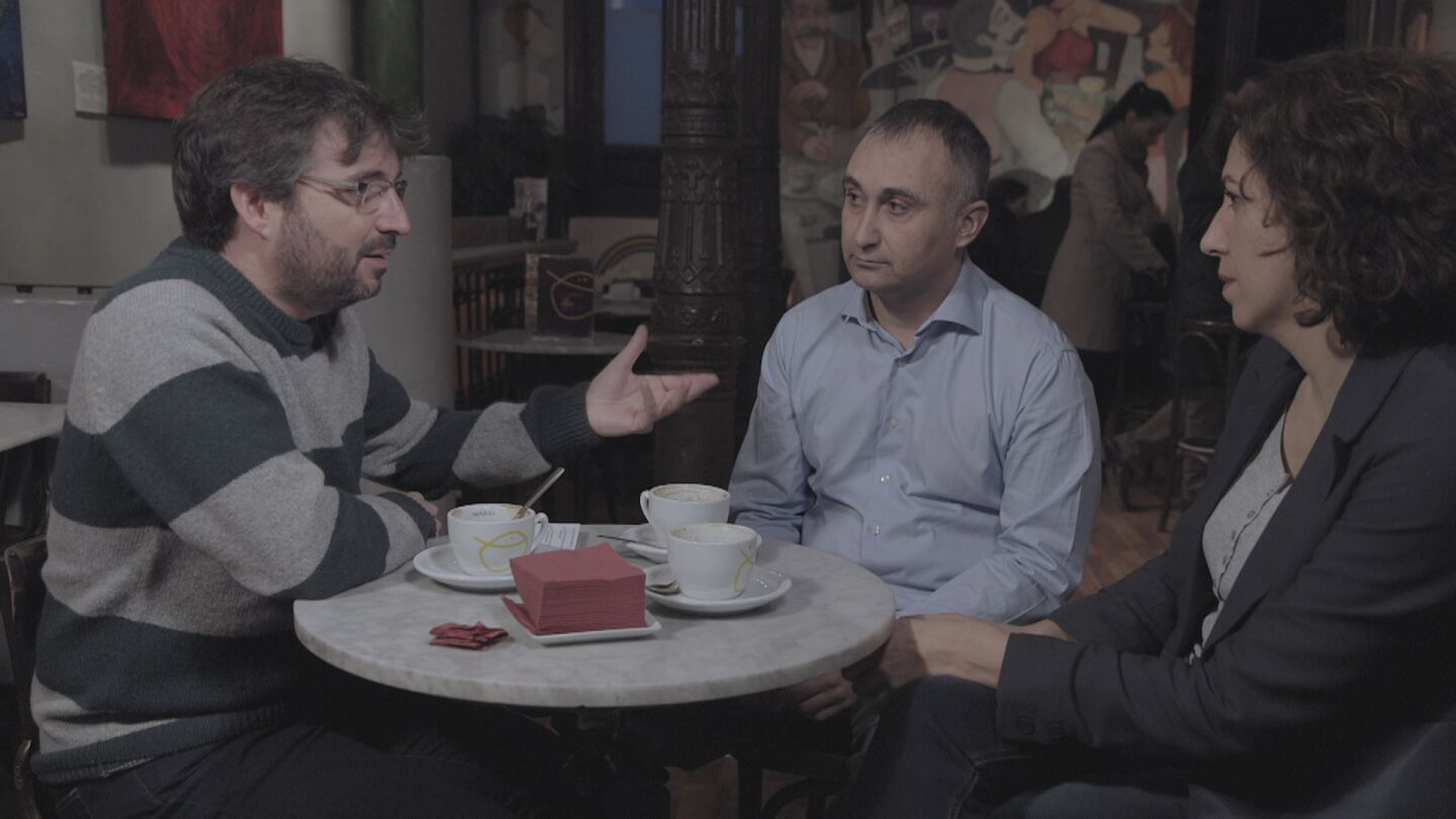 Jordi &Eacute;vole, Jos&eacute; L&oacute;bez e Irene Lozano en 'Salvados'