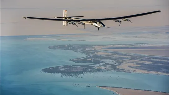 El avión Solar Impulse II durante un vuelo de prueba en Abu Dabi El avión Solar Impulse II durante un vuelo de prueba en Abu Dabi