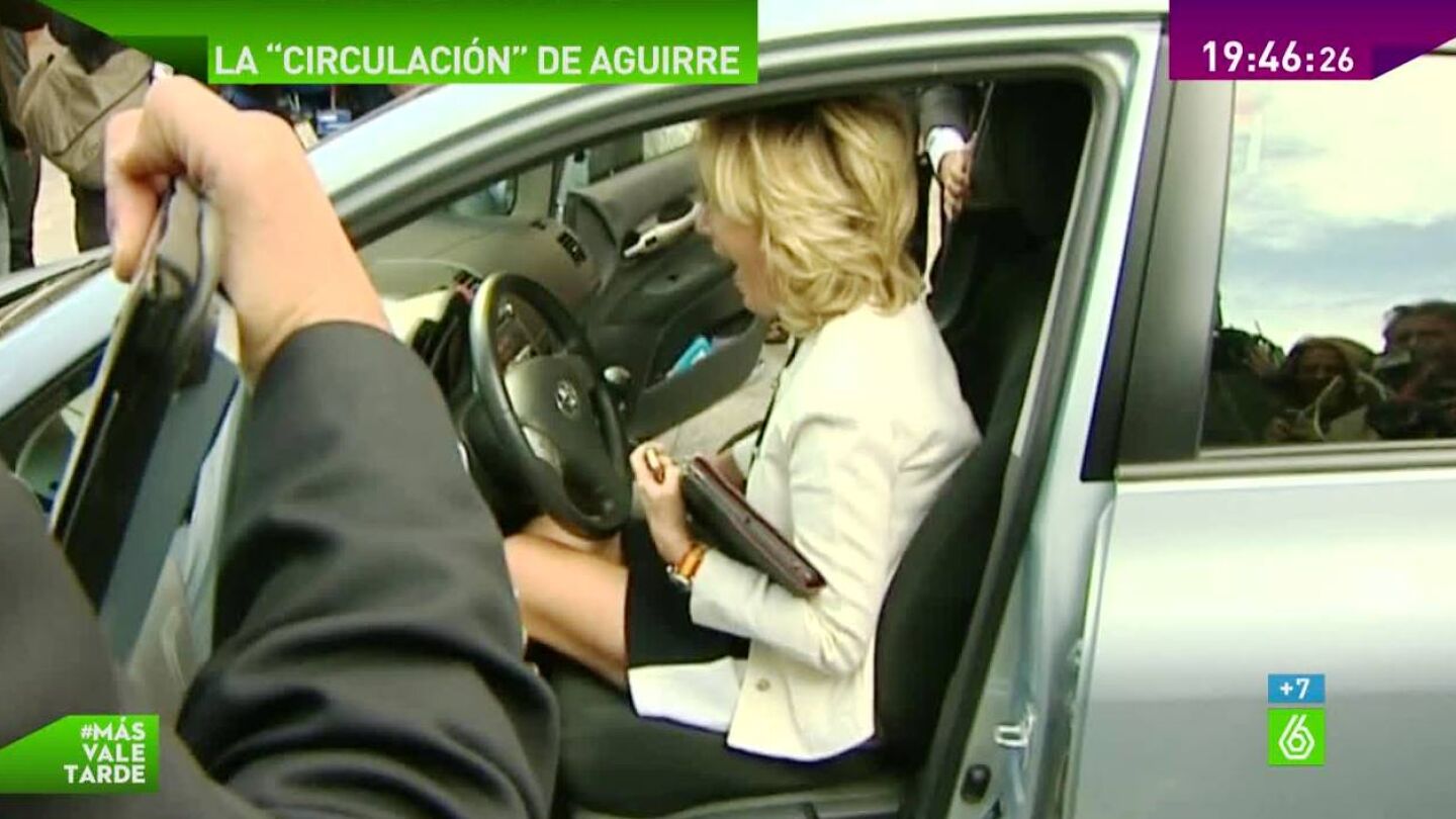 Esperanza Aguirre en su coche
