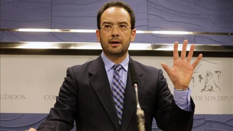 Antonio Hernando habla con los medios