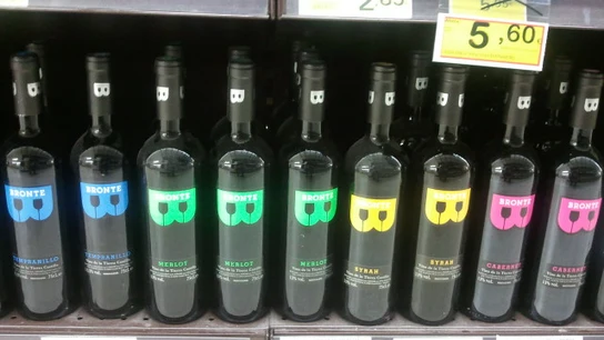 Botellas de vino en un estante de supermercado Botellas de vino en un estante de supermercado