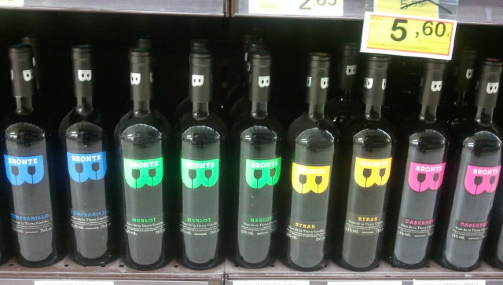 Botellas de vino en un estante de supermercado