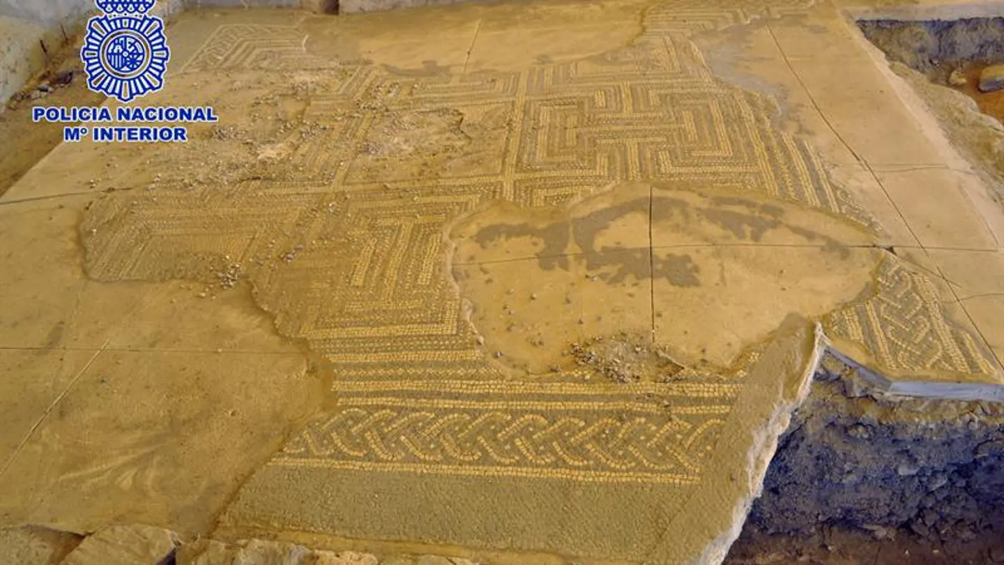 Un mosaico con 1.800 años de historia ha sido destruido por tres vecinos de Écija Un mosaico con 1.800 años de historia ha sido destruido por tres vecinos de Écija