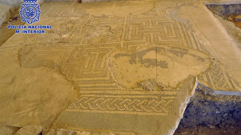 Un mosaico con 1.800 años de historia ha sido destruido por tres vecinos de Écija