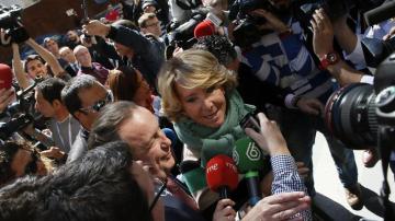 Esperanza Aguirre rodeada de medios