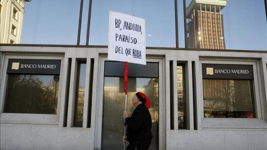 Un hombre protesta ante la sede del Banco de Madrid intervenido por el Banco de Espa&ntilde;a