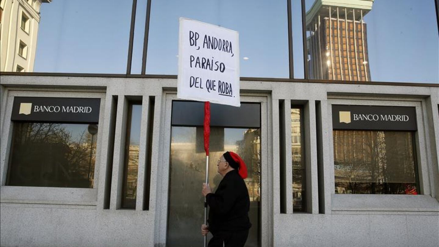 Un hombre protesta ante la sede del Banco de Madrid