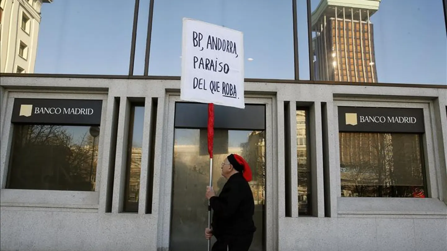 Un hombre protesta ante la sede del Banco de Madrid Un hombre protesta ante la sede del Banco de Madrid