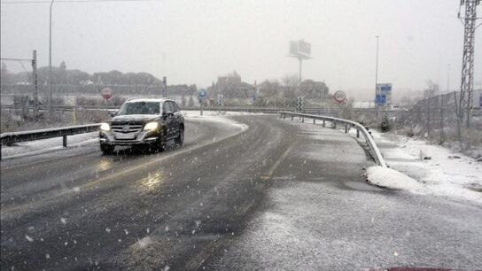 Un veh&iacute;culo circula por una carretera nevada