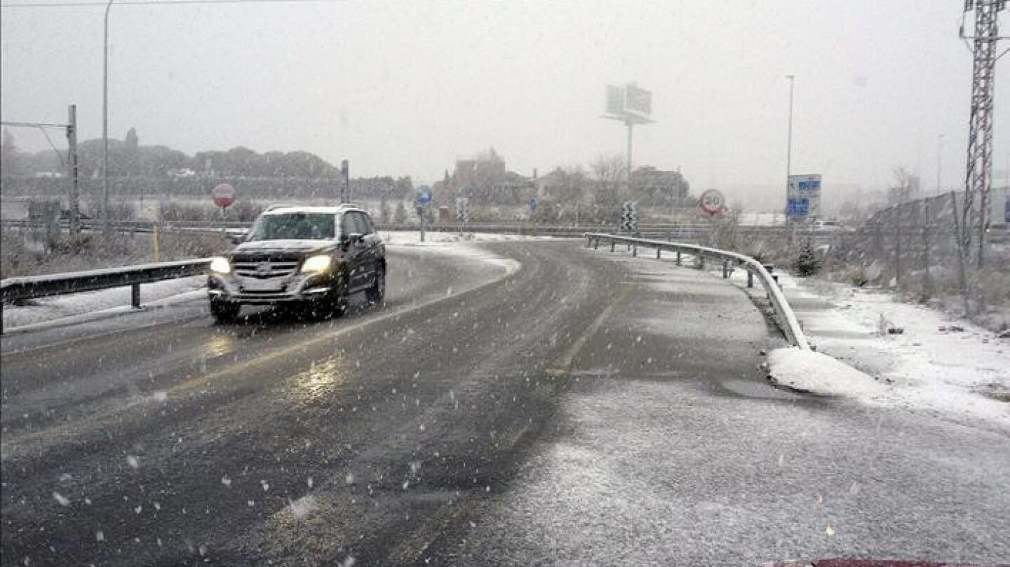 Un veh&iacute;culo circula por una carretera nevada