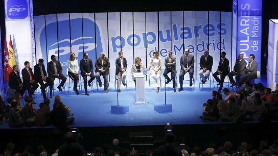 Esperanza Aguirre durante un acto de precampa&ntilde;a del PP en Madrid