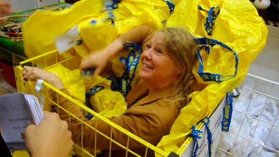 Una mujer se esconde entre bolsas en la tienda de Ikea en Wilrijk Una mujer se esconde entre bolsas en la tienda de Ikea en Wilrijk