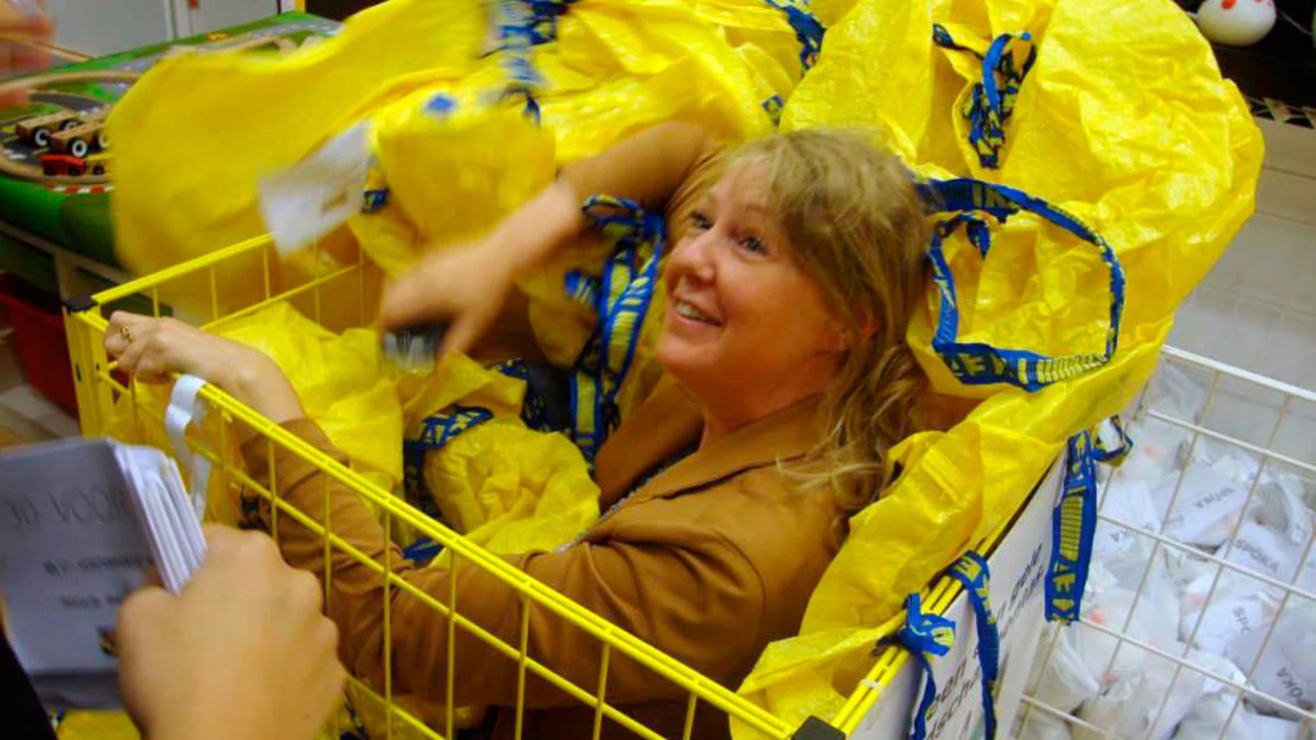 Una mujer se esconde entre bolsas en la tienda de Ikea en Wilrijk