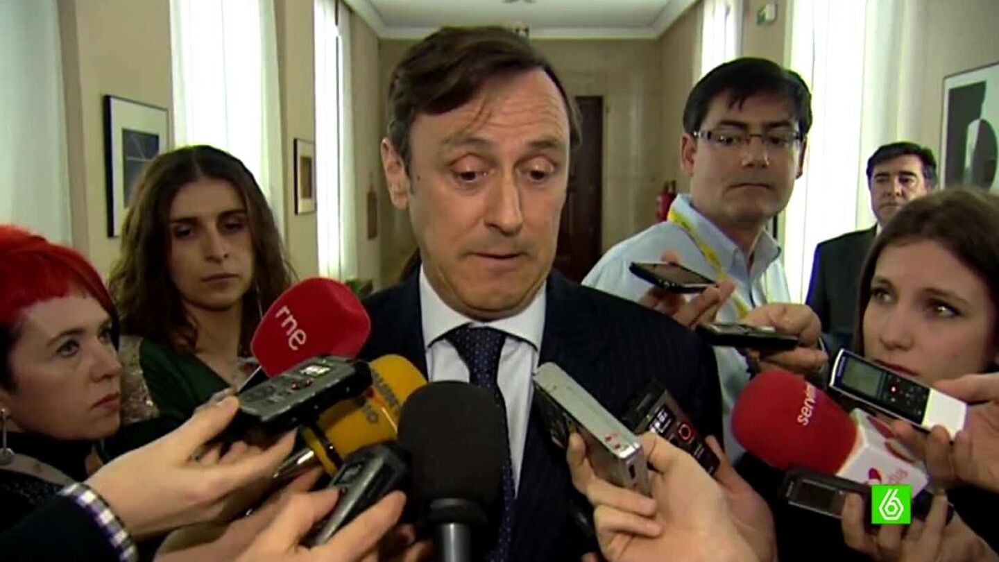 Rafael Hernando habla ante los medios