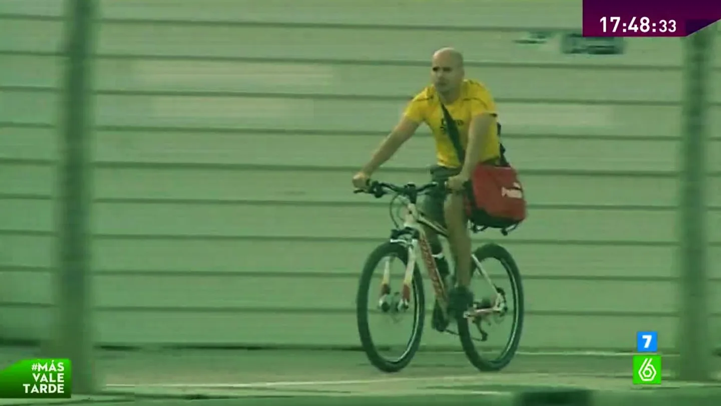 Un ciclista en una imagen de archivo Un ciclista en una imagen de archivo