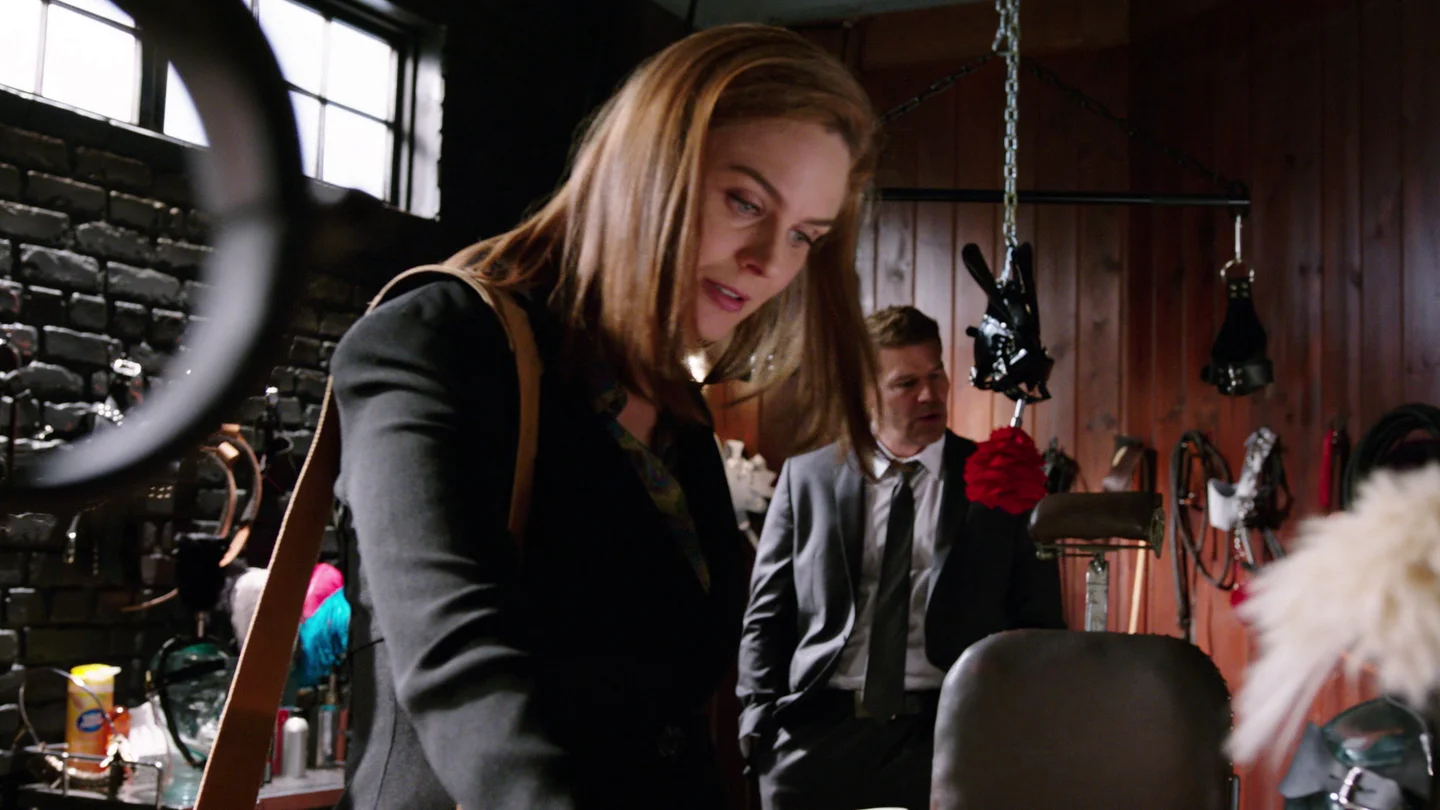Booth y Brennan analizan la mazmorra del sexo de Huch Whitehouse Booth y Brennan analizan la mazmorra del sexo de Huch Whitehouse