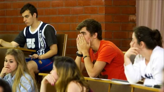Alumnos en un aula Alumnos en un aula
