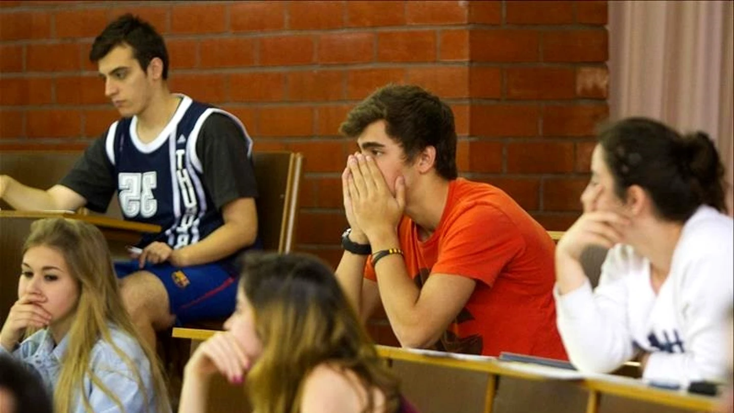 Alumnos en un aula Alumnos en un aula