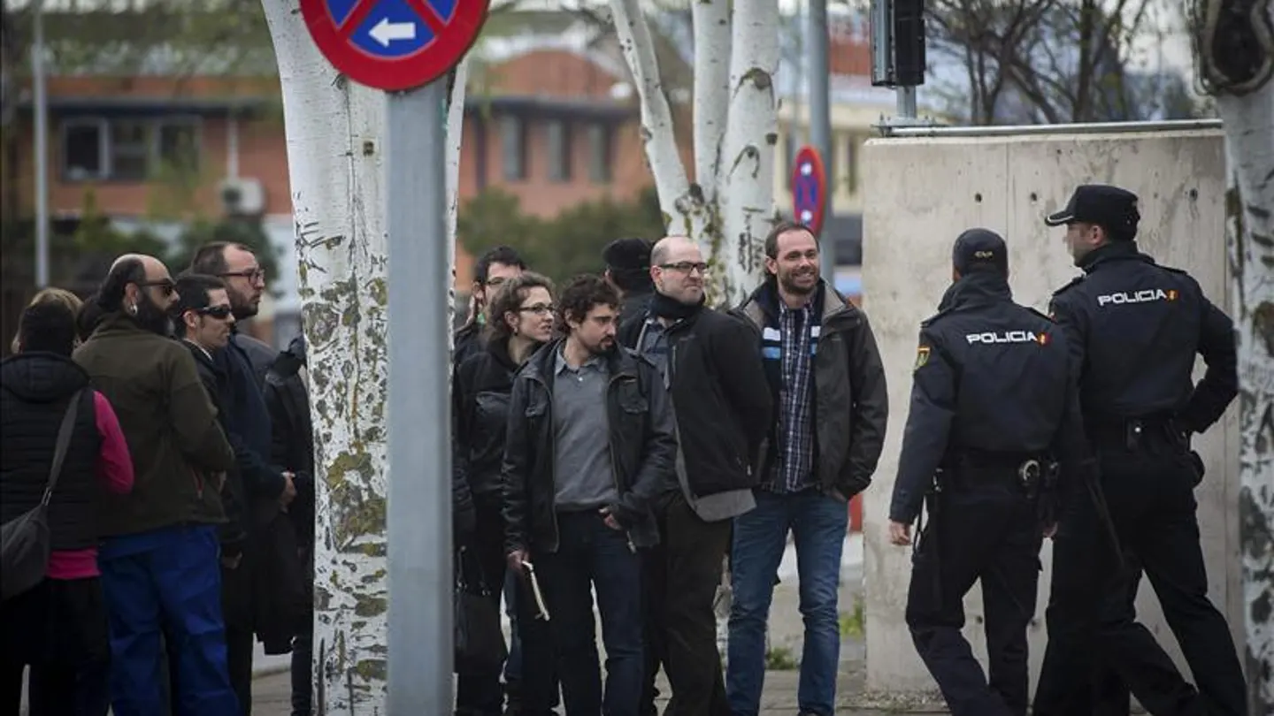 acusados de agredir a los diputados del Parlament catalán a su llegada al juicio por el asedio a la Cámara acusados de agredir a los diputados del Parlament catalán a su llegada al juicio por el asedio a la Cámara