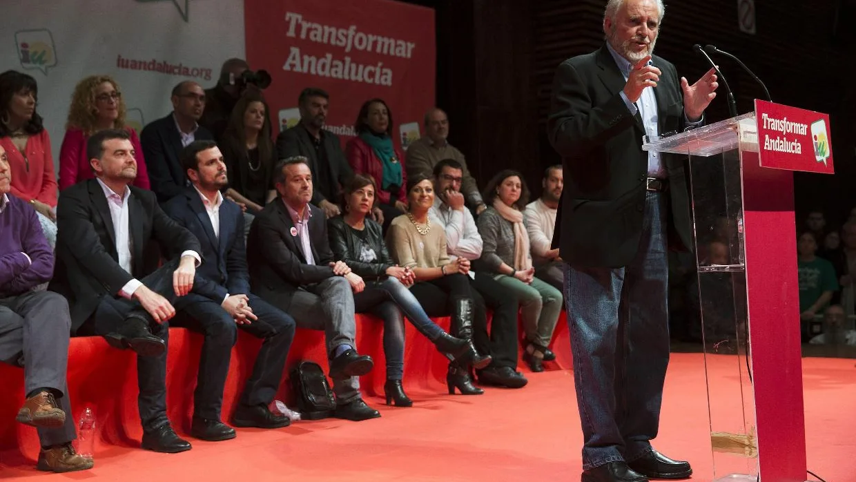 Julio Anguita durante un acto electoral