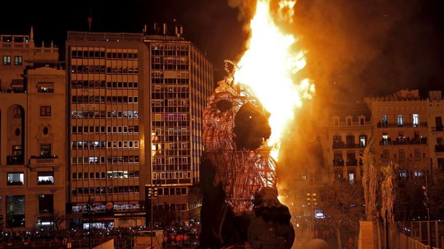 El le&oacute;n del Congreso de los Diputados, que coronaba la falla municipal, es pasto de las llamas