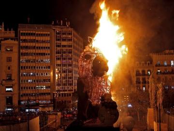 El león del Congreso de los Diputados, que coronaba la falla municipal, es pasto de las llamas El león del Congreso de los Diputados, que coronaba la falla municipal, es pasto de las llamas