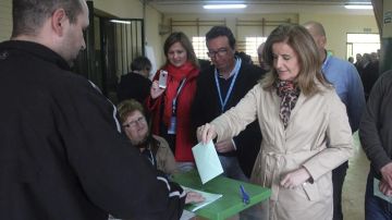 Fátima Bañez ejerciendo su derecho al voto