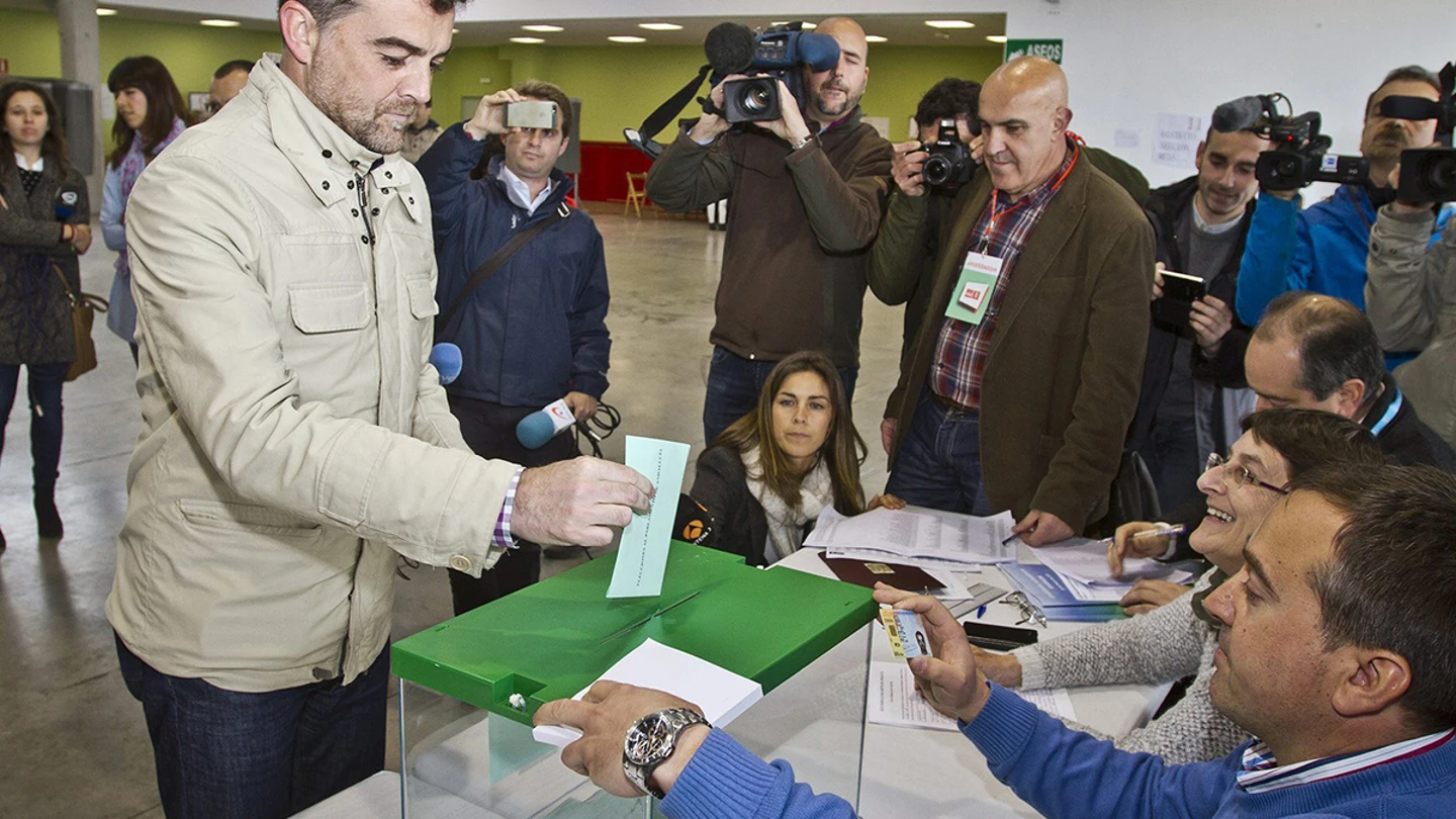 El candidato de IU a la Presidencia de la Junta de Andalucía, Antonio Maillo, vota en Aracena El candidato de IU a la Presidencia de la Junta de Andalucía, Antonio Maillo, vota en Aracena