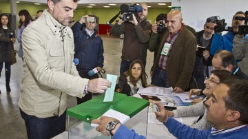 El candidato de IU a la Presidencia de la Junta de Andalucía, Antonio Maillo, vota en Aracena
