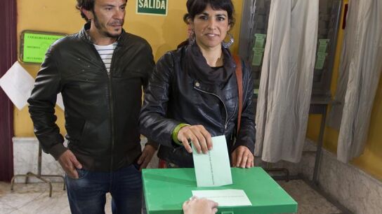 La candidata de Podemos a la Junta de Andaluc&iacute;a, Teresa Rodr&iacute;guez, ejerce su derecho al voto 