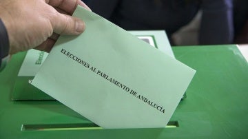 Un votante introduce su papeleta en la urna en un colegio electoral de Jaén