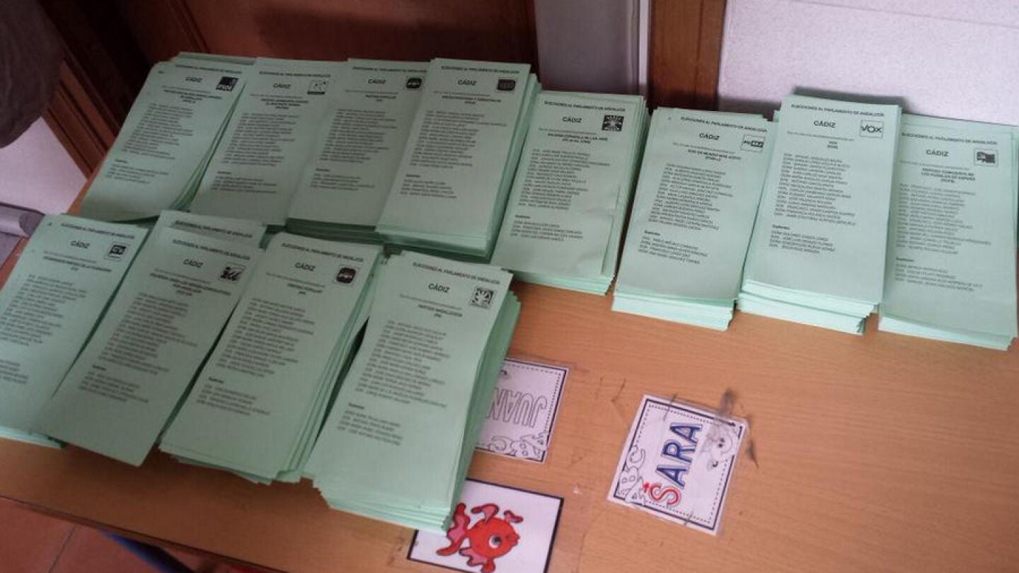 Imagen de un tuitero que denuncia que se est&aacute;n escondiendo las papeletas de Podemos