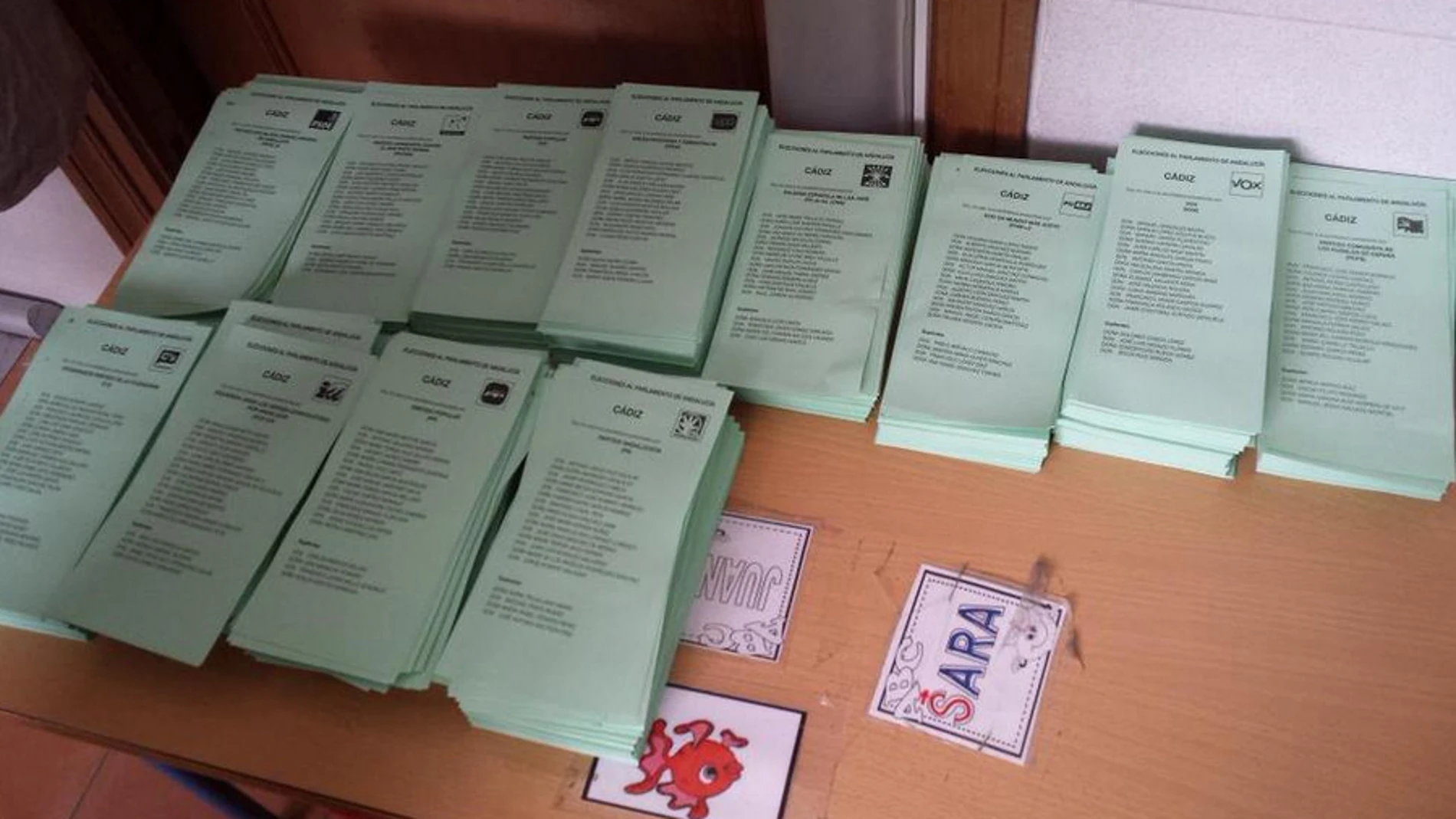 Imagen de un tuitero que denuncia que se están escondiendo las papeletas de Podemos