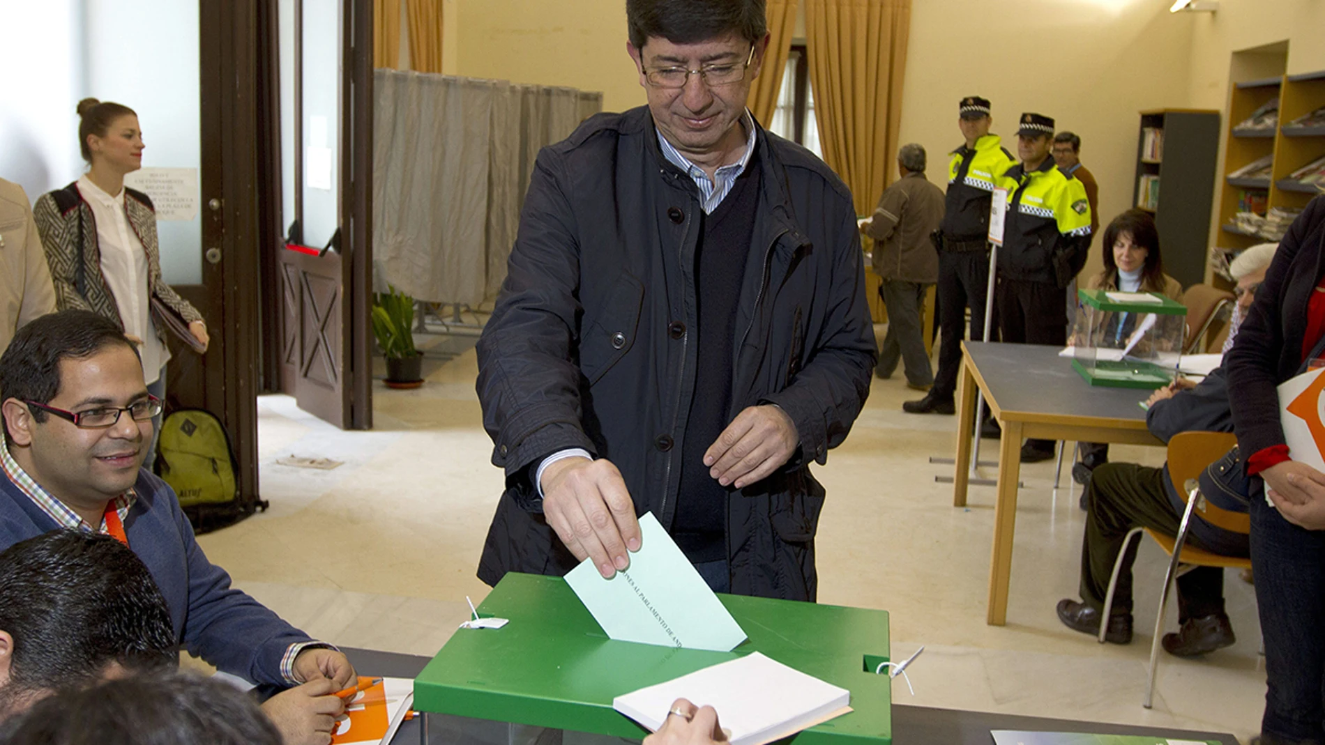 El candidato de Ciudadanos, Juan Marín, vota en Sanlúcar de Barrameda