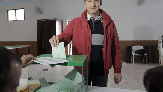 Martín de la Herrán ejerciendo su derecho a voto Martín de la Herrán ejerciendo su derecho a voto
