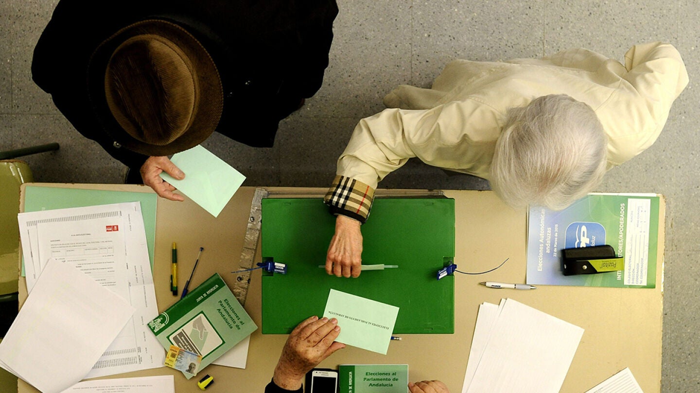 Unos ciudadanos ejercen su derecho al voto en las elecciones auton&oacute;micas para la Junta de Andaluc&iacute;a