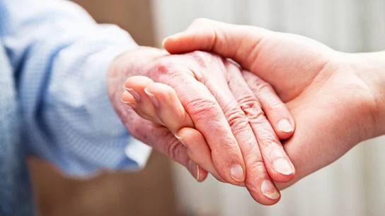 Manos entrelazadas de una anciana y una joven (Archivo) Manos entrelazadas de una anciana y una mujer (Archivo)