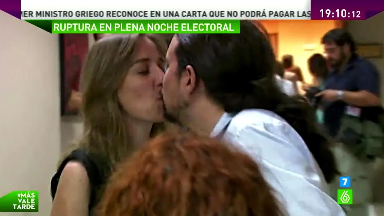 Tania Sánchez y Pablo Iglesias se besan